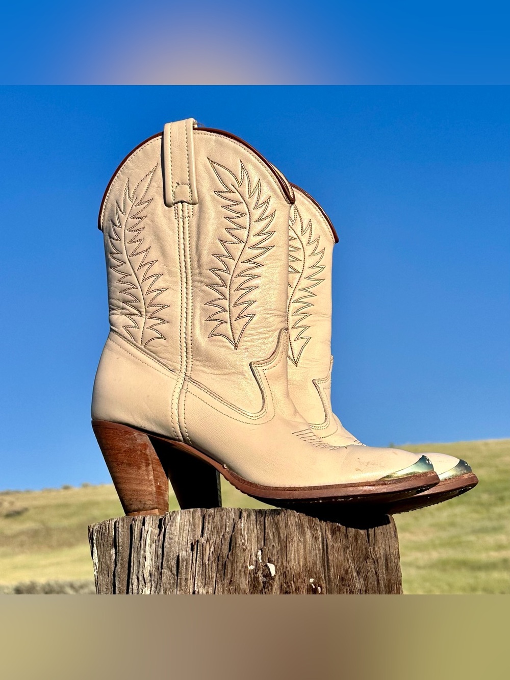 vintage acme cowboy boots, cream leather, metal toe cap, size 6.5m